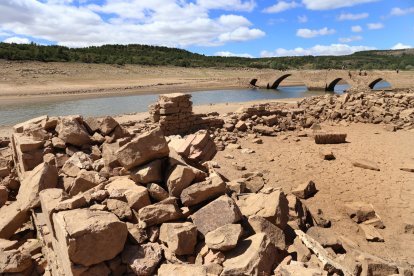 Embalses de Palencia
Aspecto del embalse de Aguilar de Campoo, donde reaparece lo que un día fue Villanueva del Río(Palencia).- ICAL