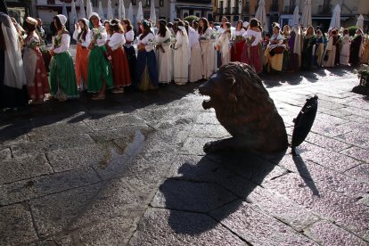 Pendones, Cantaderas y Carros Engalanados celebran las Fiestas de San Froilán en León. Ical
