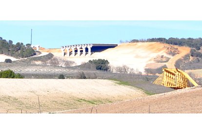 Gran ecoducto en lo alto del monte, al norte de Valbuena - S. G. C.