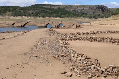 Embalses de Palencia
Aspecto del embalse de Aguilar de Campoo donde reaparecen las ruinas de Villanueva del Río(Palencia).- ICAL