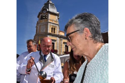 El consejero de la Presidencia, Jesús Julio Carnero, participa en la Alubiada de La Bañeza. Ical