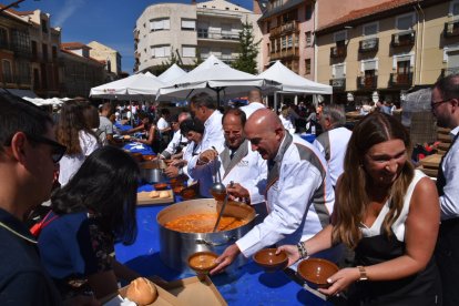 El consejero de la Presidencia, Jesús Julio Carnero, participa en la Alubiada de La Bañeza. Ical