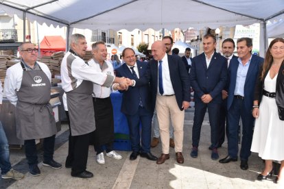 El consejero de la Presidencia, Jesús Julio Carnero, participa en la Alubiada de La Bañeza. Ical