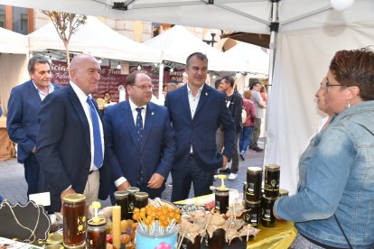 El consejero de la Presidencia, Jesús Julio Carnero, participa en la Alubiada de La Bañeza. Ical