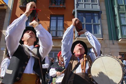 Pendones, Cantaderas y Carros Engalanados celebran las Fiestas de San Froilán en León. Ical