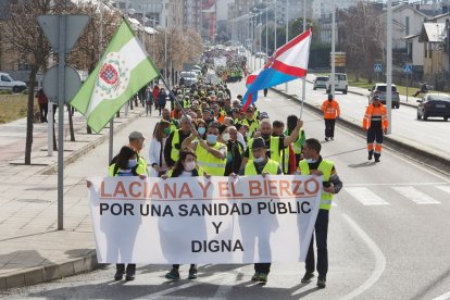 Última etapa de la marcha a pie en defensa de la sanidad pública de Laciana y del Bierzo, con llegada al hospital del Bierzo.- ICAL