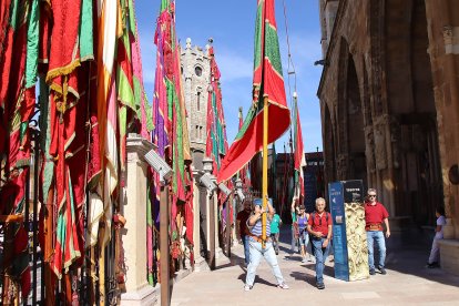 Pendones, Cantaderas y Carros Engalanados celebran las Fiestas de San Froilán en León. Ical
