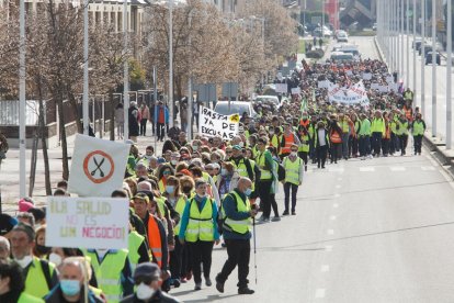 Última etapa de la marcha a pie en defensa de la sanidad pública de Laciana y del Bierzo, con llegada al hospital del Bierzo.- ICAL
