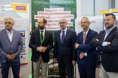 El presidente de la Diputación de Salamanca, Javier Iglesias, y el rector de la Universidad de Salamanca, Ricardo Rivero, visitan el stand de la Usal en Salamaq. -ICAL