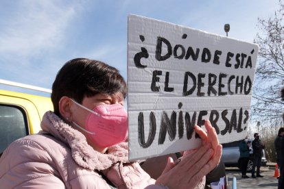 Última etapa de la marcha a pie en defensa de la sanidad pública de Laciana y del Bierzo, con llegada al hospital del Bierzo.- ICAL