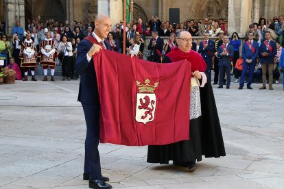 Pendones, Cantaderas y Carros Engalanados celebran las Fiestas de San Froilán en León. Ical