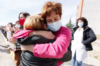 Última etapa de la marcha a pie en defensa de la sanidad pública de Laciana y del Bierzo, con llegada al hospital del Bierzo.- ICAL