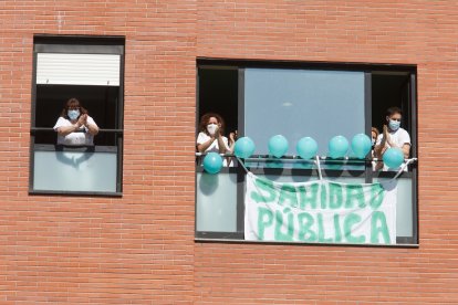 Última etapa de la marcha a pie en defensa de la sanidad pública de Laciana y del Bierzo, con llegada al hospital del Bierzo.- ICAL