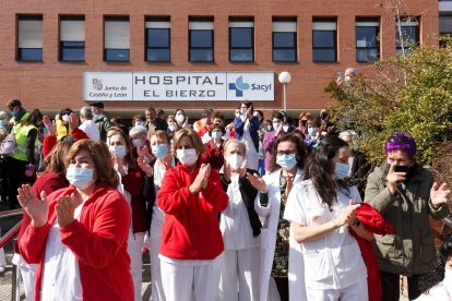 Última etapa de la marcha a pie en defensa de la sanidad pública de Laciana y del Bierzo, con llegada al hospital del Bierzo.- ICAL