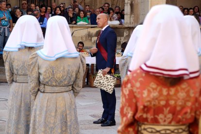 Pendones, Cantaderas y Carros Engalanados celebran las Fiestas de San Froilán en León. Ical