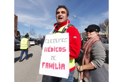 Última etapa de la marcha a pie en defensa de la sanidad pública de Laciana y del Bierzo, con llegada al hospital del Bierzo.- ICAL