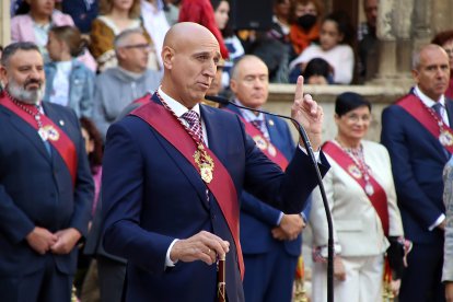 Pendones, Cantaderas y Carros Engalanados celebran las Fiestas de San Froilán en León. Ical