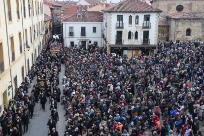 La Procesión de La Dolorosa, da inicio a la Semana Santa en la capital leonesa