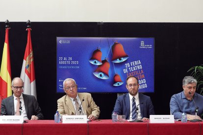 El consejero de Cultura, Turismo y Deporte, Gonzalo Santonja, presenta la XXVI Feria de Teatro de Castilla y León junto al director de la feria, Manuel J. González, el alcalde de Ciudad Rodrigo (Salamanca), Marcos Iglesias, y el presidente de la Diputación de Salamanca, Javier Iglesias.- ICAL