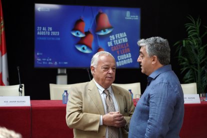 El consejero de Cultura, Turismo y Deporte, Gonzalo Santonja, presenta la XXVI Feria de Teatro de Castilla y León junto al director de la feria, Manuel J. González, el alcalde de Ciudad Rodrigo (Salamanca), Marcos Iglesias, y el presidente de la Diputación de Salamanca, Javier Iglesias.- ICAL