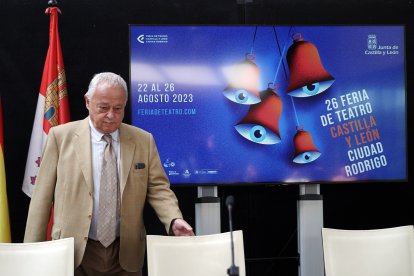 El consejero de Cultura, Turismo y Deporte, Gonzalo Santonja, presenta la XXVI Feria de Teatro de Castilla y León junto al director de la feria, Manuel J. González, el alcalde de Ciudad Rodrigo (Salamanca), Marcos Iglesias, y el presidente de la Diputación de Salamanca, Javier Iglesias.- ICAL