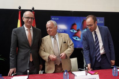 El consejero de Cultura, Turismo y Deporte, Gonzalo Santonja, presenta la XXVI Feria de Teatro de Castilla y León junto al director de la feria, Manuel J. González, el alcalde de Ciudad Rodrigo (Salamanca), Marcos Iglesias, y el presidente de la Diputación de Salamanca, Javier Iglesias.- ICAL