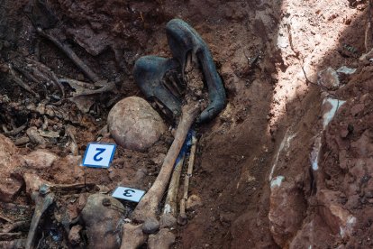 Exhumación de fusilados en el cementerio de Las Casas (Soria). -ICAL