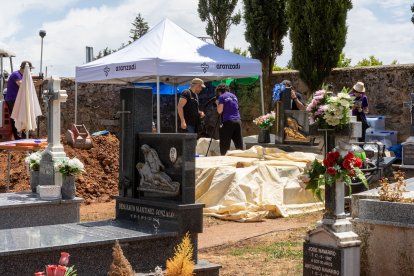 Exhumación de fusilados en el cementerio de Las Casas (Soria). -ICAL