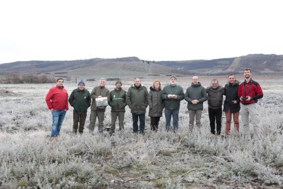 Fotografía de grupo del chef José Andrés, con Alfonso Jiménez, presidente de Cascajares; la alcaldesa de Villardeciervos, Rosa María López; el director general de Caja Rural Zamora, Cipriano García; y el presidente de la Diputación de Zamora, Javier Faúndez, en la Sierra de la Culebra. -CASCAJARES