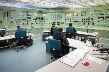 La sala de control de la central nuclear Santa María de Garoña antes de su desmantelamiento trabaja con el 20% de los sistemas operativos. Controla la piscina y el contenedor cargado.- TOMÁS ALONSO