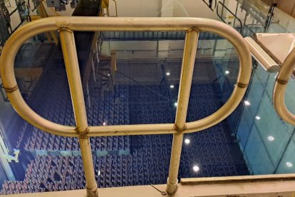 Al fondo de la piscina de refrigeración se encuentran las barras de combustible gastado alineadas. FOTO CEDIDA POR ENRESA