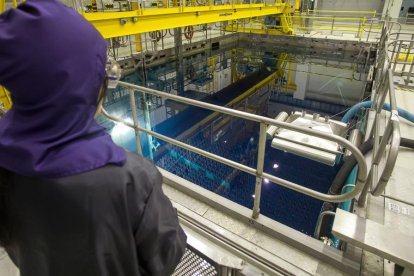 La piscina de refrigeración es una de las zonas más críticas. Alberga 2.453 barras de uranio gastado en su interior que se trasladarán al almacén temporal. TOMÁS ALONSO