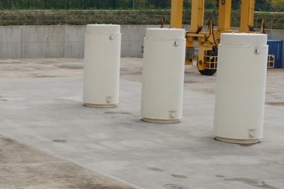 Tres contenedores vacíos en el almacén temporal individualizado que se encuentra en el exterior y será dónde se almacene todo el combustible.- FOTO CEDIDA POR ENRESA