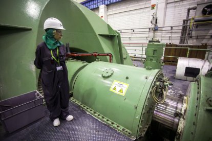 Marta Gómez, jefa de servicio y protección radiológica y seguridad, ante turbinas que hacían girar el generador en la central nuclear Santa María de Garoña.- TOMÁS ALONSO