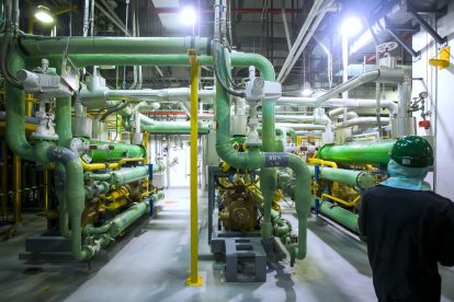 Interior de uno de los edificios de la central nuclear Santa María de Garoña antes de su desmantelamiento.- TOMÁS ALONSO