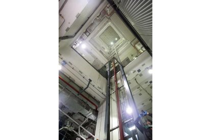 Interior de uno de los edificios de la central nuclear Santa María de Garoña antes de su desmantelamiento.- TOMÁS ALONSO