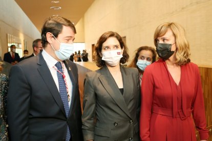 Toma de posesión de Mañueco como presidente de la Junta - Alfonso Ferández Mañueco acompañado de Díaz Ayuso.- ICAL