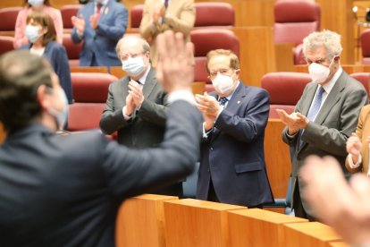Toma de posesión de Mañueco como presidente de la Junta -  Los ex presidentes de la Junta, Juan Vicente Herrera, Juan José Lucas y Jesús Posada, aplauden a Alfonso Fernández Mañueco.- ICAL