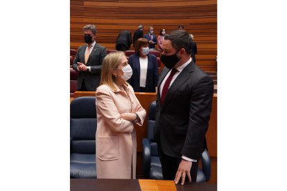 Toma de posesión de Mañueco como presidente de la Junta - Ana Pastor y Santiago Abascal.- ICAL