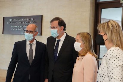 Toma de posesión de Mañueco como presidente de la Junta - Mariano Rajoy, junto al presidente de la Diputación de Salamanca, Javier Iglesias y Ana Pastor.- ICAL