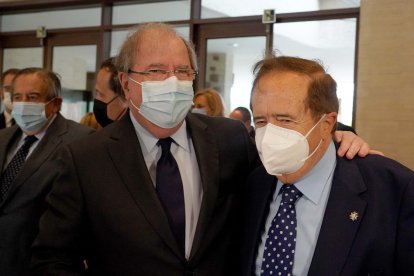 Toma de posesión de Mañueco como presidente de la Junta - Dos ex presidentes de la Junta: Juan José Lucas y Juan Vicente Herrera.- ICAL