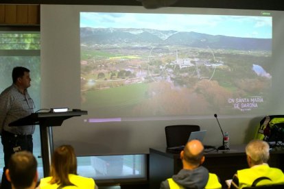 El director del desmantelamiento de la central nuclear Santa María de Garoña, Manuel Ondaro, explica a los periodistas el proceso.- TOMÁS ALONSO