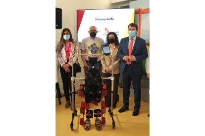 Presentación del primer exoesqueleto pediátrico en Castilla y León. Los padres de Lola junto a la creadora del exoesqueleto Elena García y el presidente de la Junta, Alfonso Fernández Mañueco. ICAL