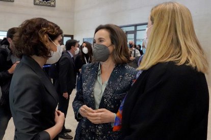 Toma de posesión de Mañueco como presidente de la Junta -  La presidenta de la Comunidad de Madrid, Isabel Díaz Ayuso, junto a la portavoz del PP en el Congreso, Cuca Gamarra, y a la consejera de Familia, Isabel Blanco.- ICAL
