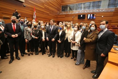 Toma de posesión de Mañueco como presidente de la Junta - Alfonso Fernández Mañueco posa junto a senadores y diputados autonómicos tras tomar posesión como presidente de la Junta de Castilla y León.- ICAL