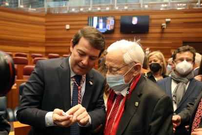 Toma de posesión de Mañueco como presidente de la Junta - El Padre Ángel y Alfonso Fernández Mañueco.- ICAL
