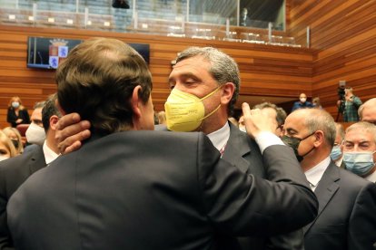 Toma de posesión de Mañueco como presidente de la Junta - Alfonso Fernández Mañueco saluda al procurador de Por Ávila, Pedro Muñoz.- ICAL