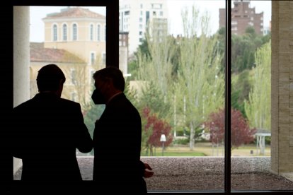 Toma de posesión de Mañueco como presidente de la Junta - Alfonso Fernández Mañueco junto a Francisco Vázquez tras el acto.- ICAL