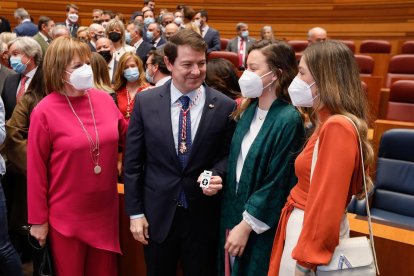 Toma de posesión de Mañueco como presidente de la Junta - Alfonso Fernández Mañueco con su mujer y sus hijas.- J. M. LOSTAU