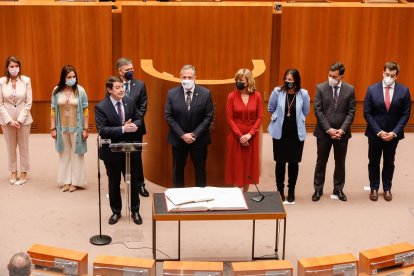 Toma de posesión de Mañueco como presidente de la Junta - El acto en las Cortes.- J. M. LOSTAU